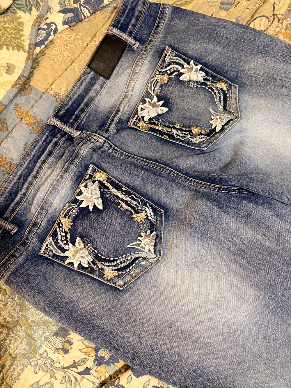 Women’s Blue Boot-Cut Jeans with Embroidered Floral Back Pockets Rhinestones - Picture 1 of 5